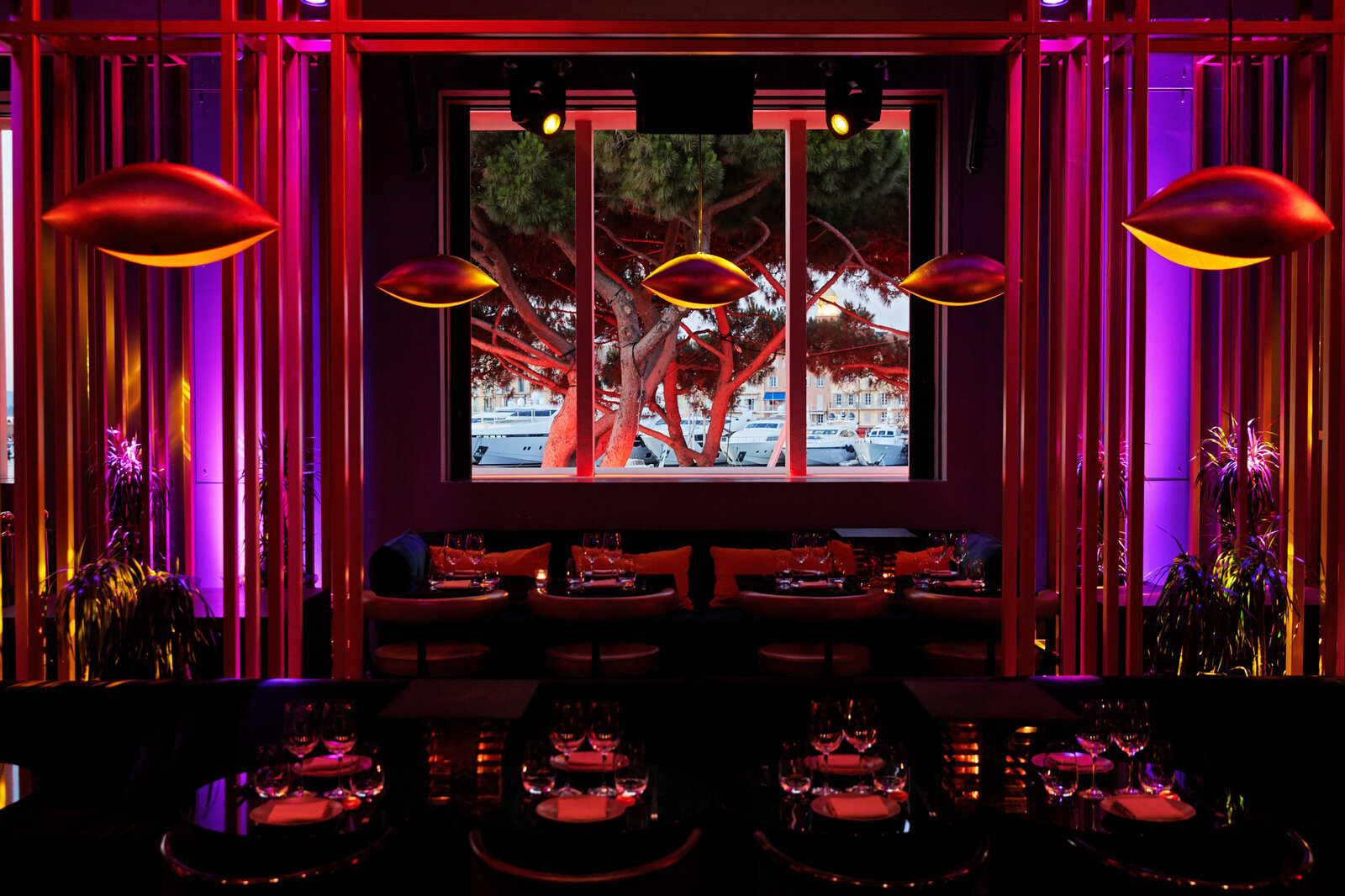Gaïo, Saint-Tropez · Le port — Une terrasse qui domine le port, une cuisine nikkei, puis le club jusqu’au bout de la nuit