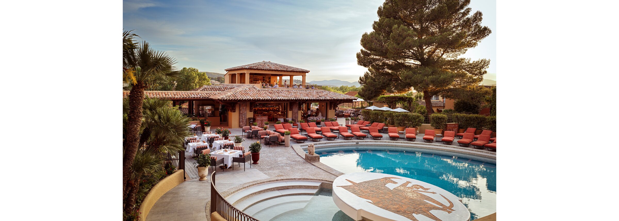 La piscine de l’Hôtel Byblos au cœur de Saint-Tropez