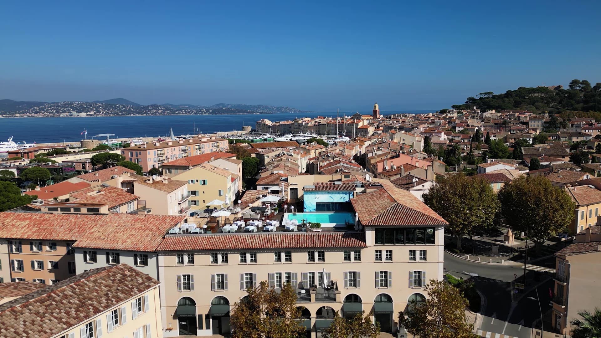 L'Hôtel de Paris au cœur du village de Saint-Tropez, sa piscine et le golfe en arrière-plan