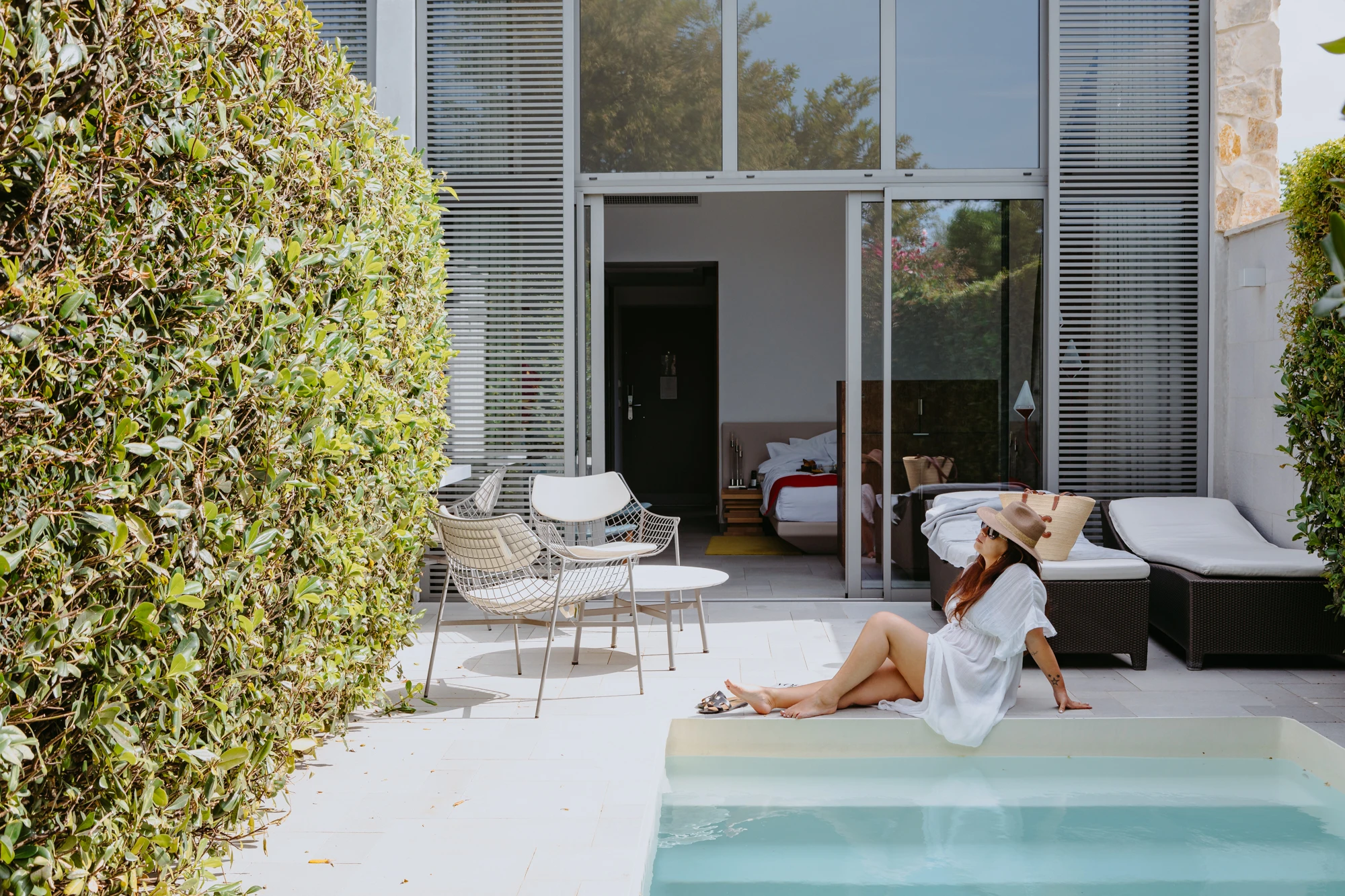 La piscine de l'Hôtel Sezz entourée de végétation à Saint-Tropez