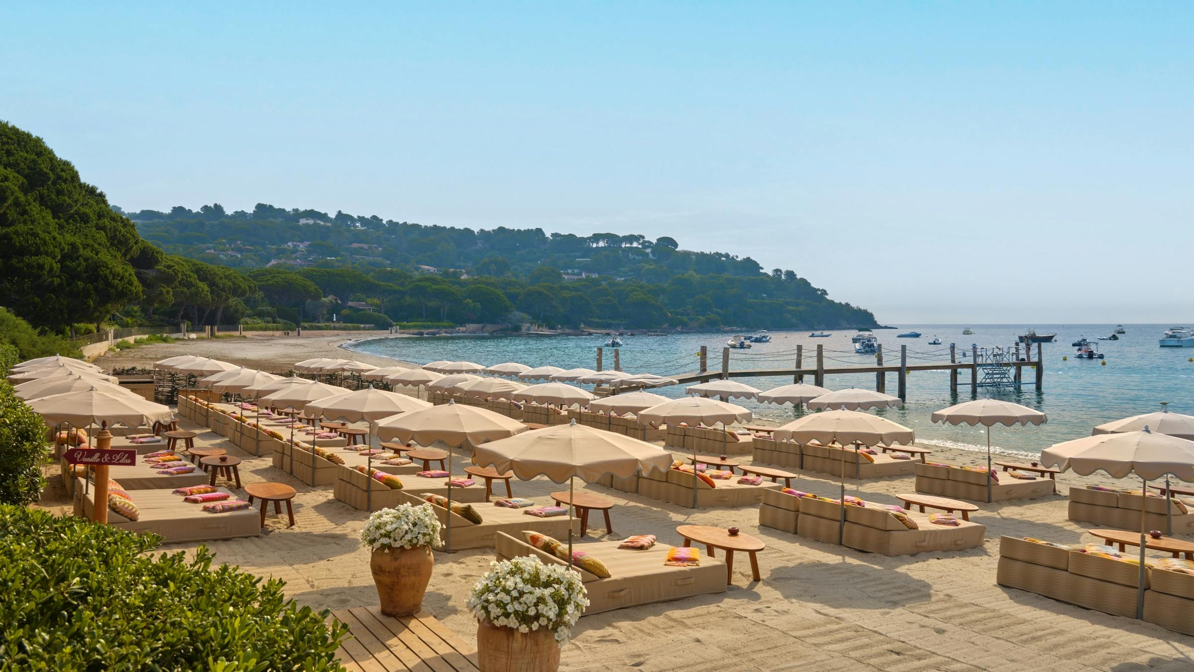 La plage du Jardin Tropezina et ses transats sur le sable de Pampelonne