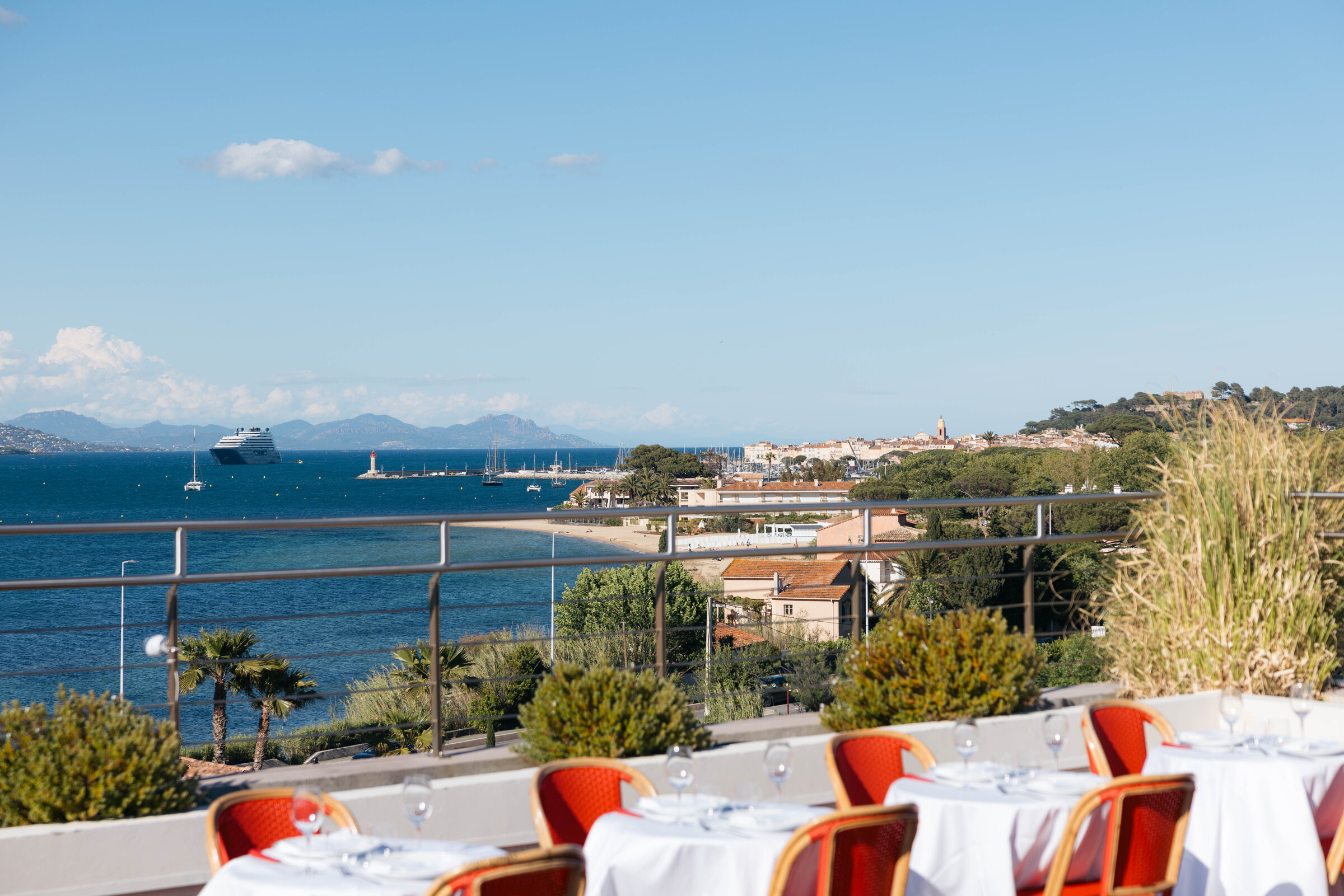 La terrasse du Kube face à la mer et au golfe de Saint-Tropez