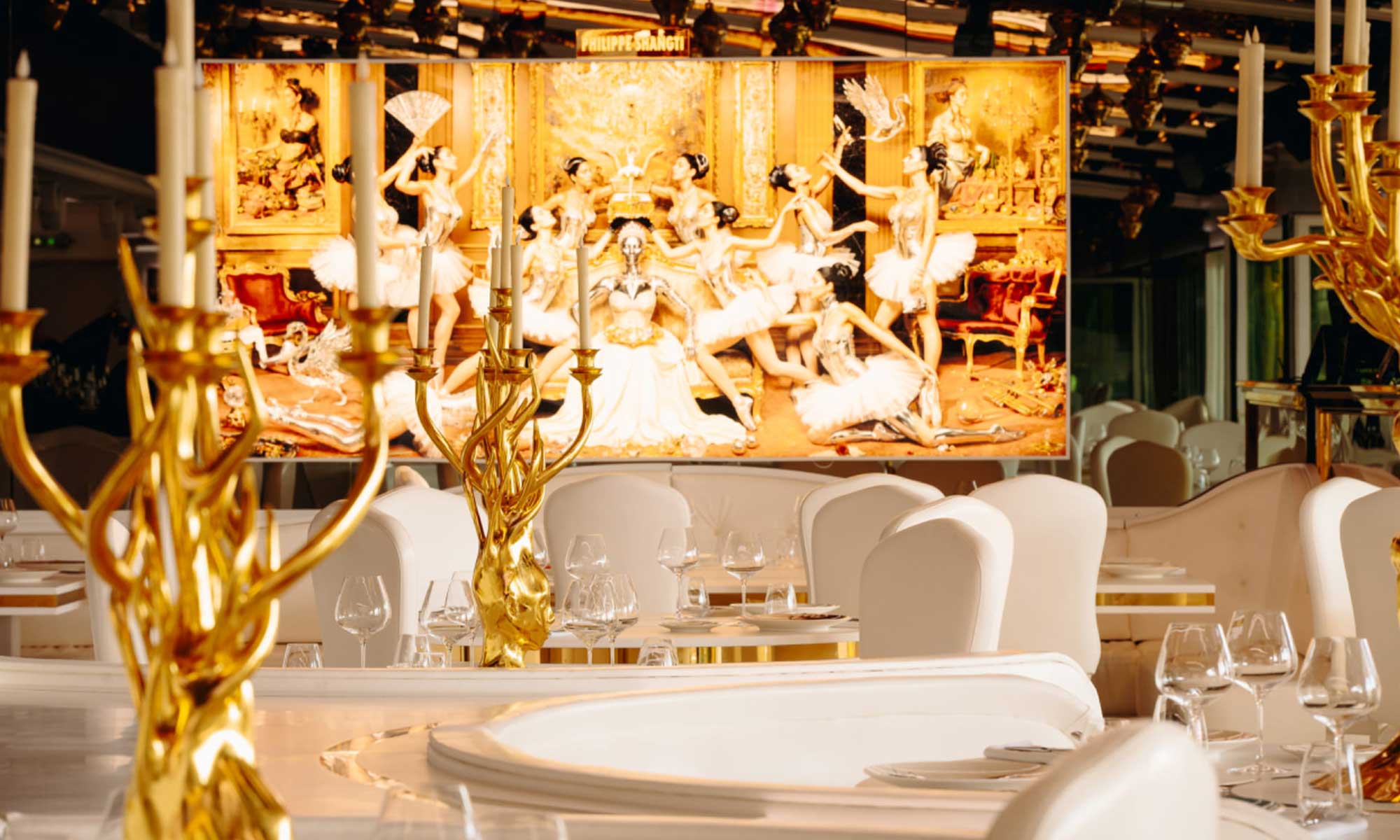 Le décor doré et les tables dressées de L'Opéra Saint-Tropez