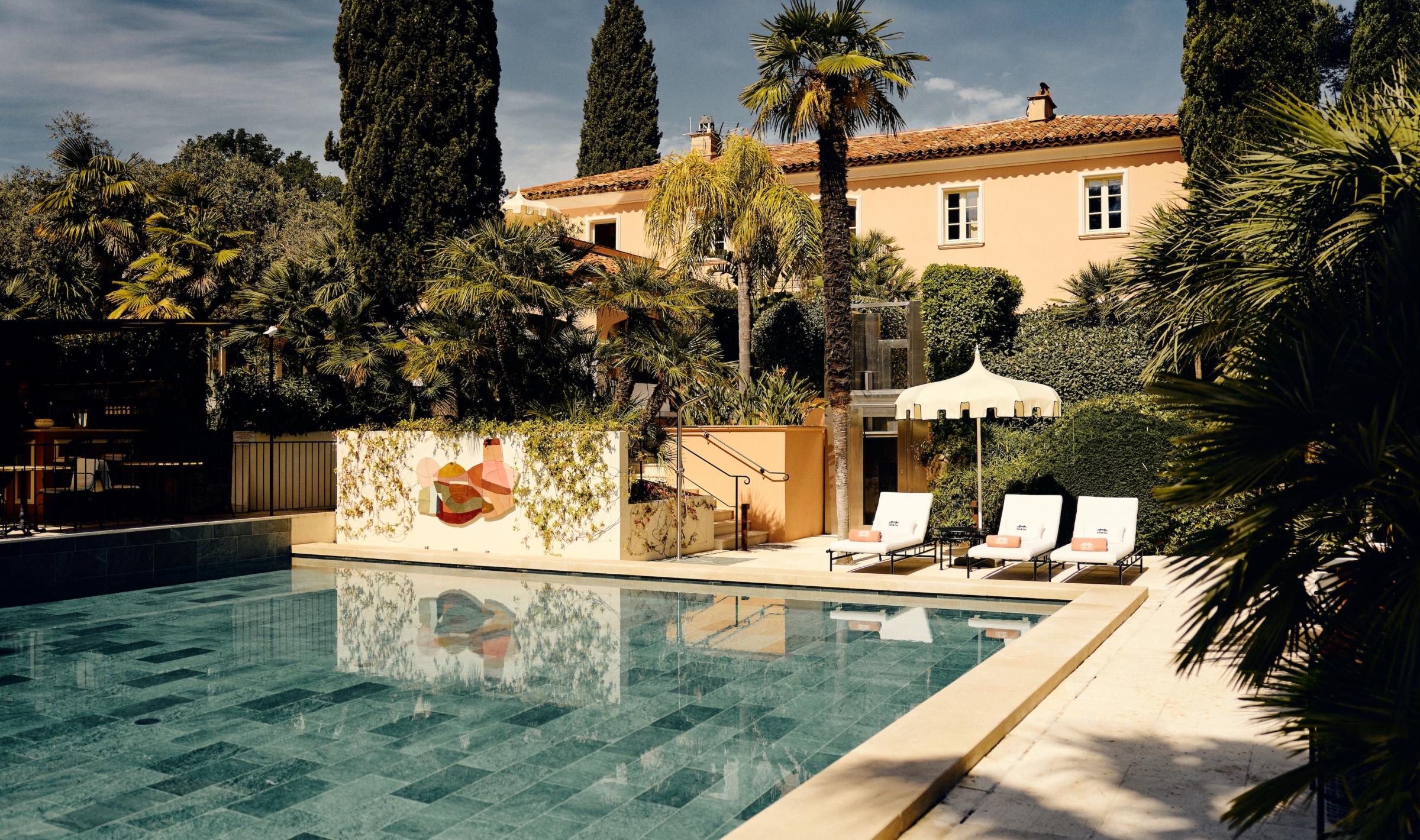 La piscine de La Bastide de Saint-Tropez au milieu des jardins provençaux