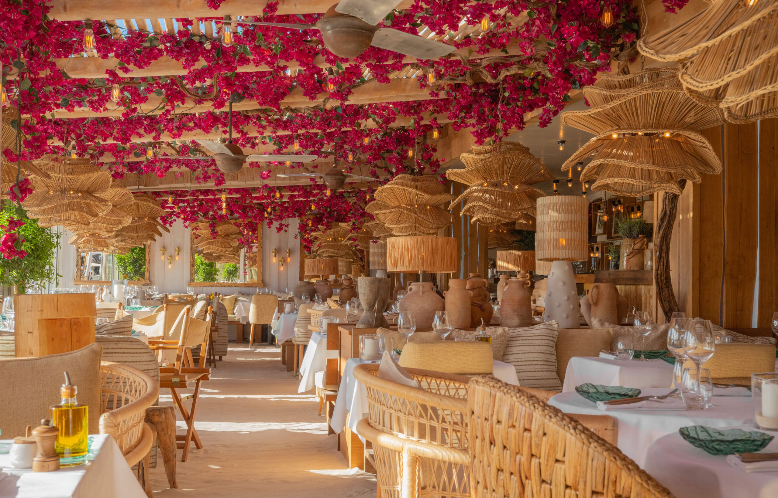 La salle de La Petite Plage sous les bougainvilliers, sur le port de Saint-Tropez