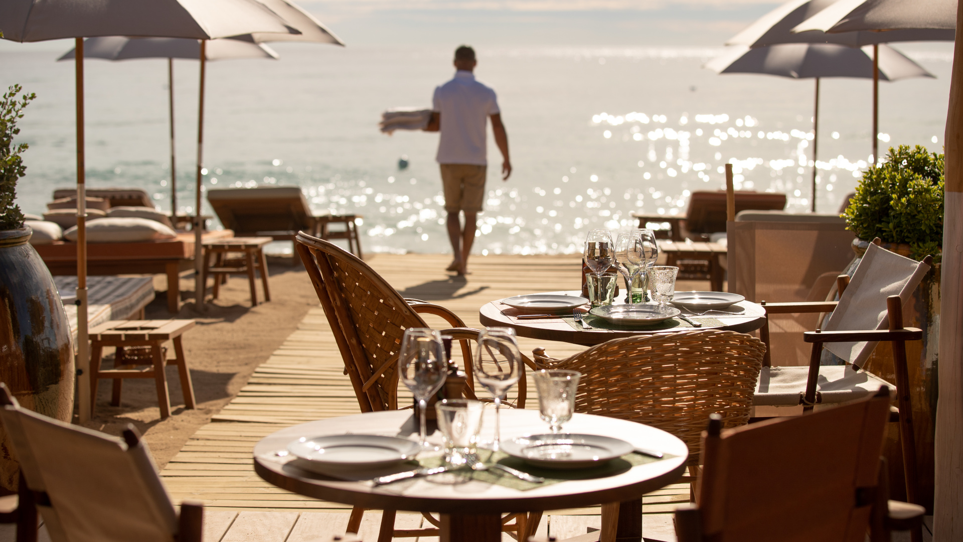 Transats et terrasse en bois de La Réserve à la Plage face à la mer, Pampelonne