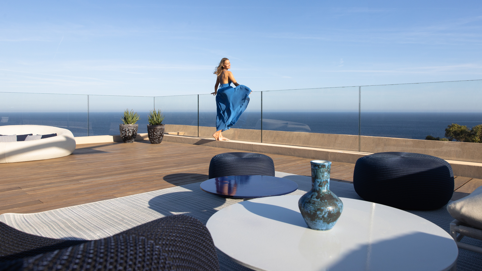 Terrasse de La Réserve Ramatuelle dominant la Méditerranée