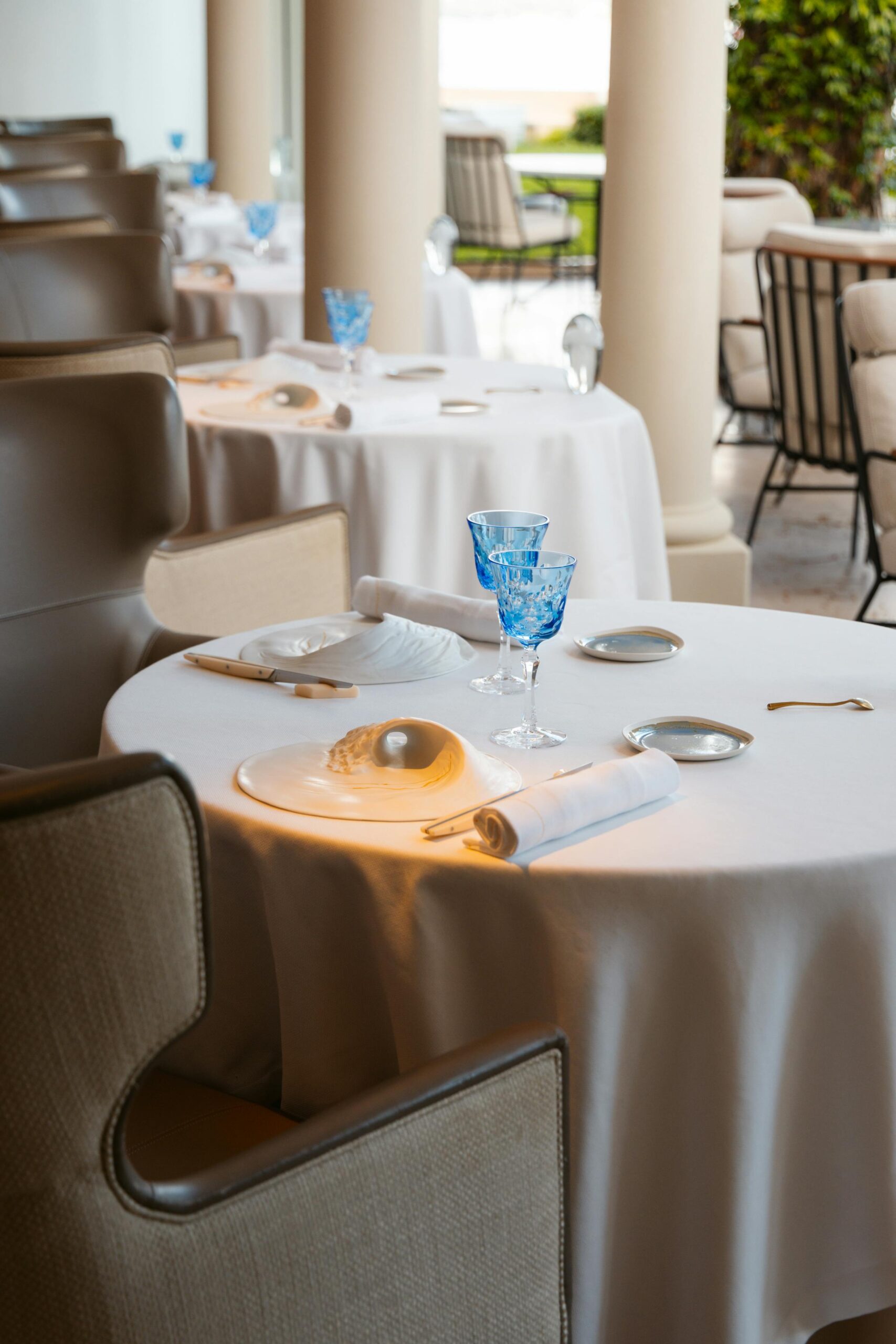 La salle de La Vague d'Or, tables nappées de blanc face à la mer