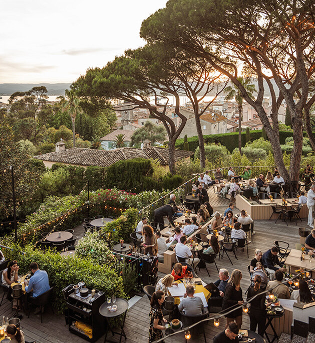 La terrasse du Tigrr sous les pins, au-dessus des toits de Saint-Tropez