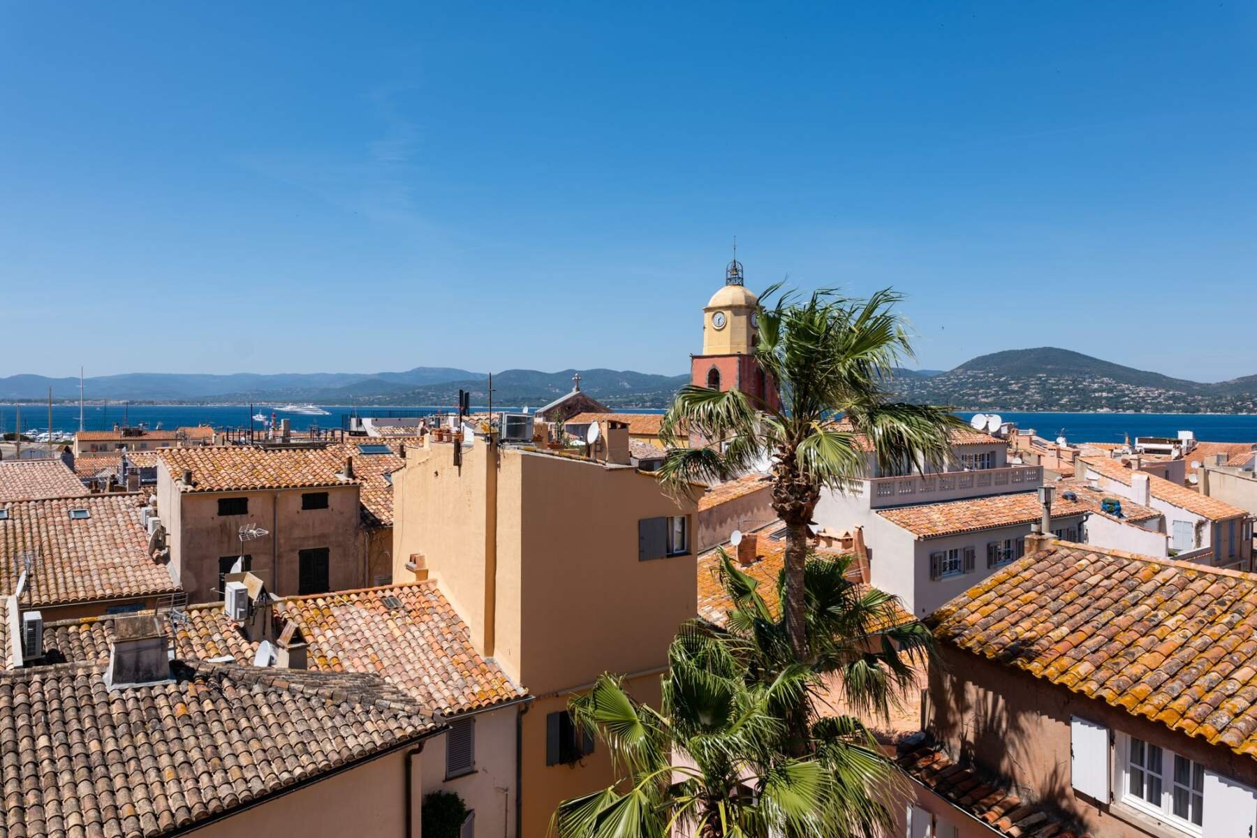 Le Yaca, Saint-Tropez · Vieux village — Une demeure du XVIIIe siècle au cœur du vieux village, son jardin secret, sa piscine et la table italienne du Patio