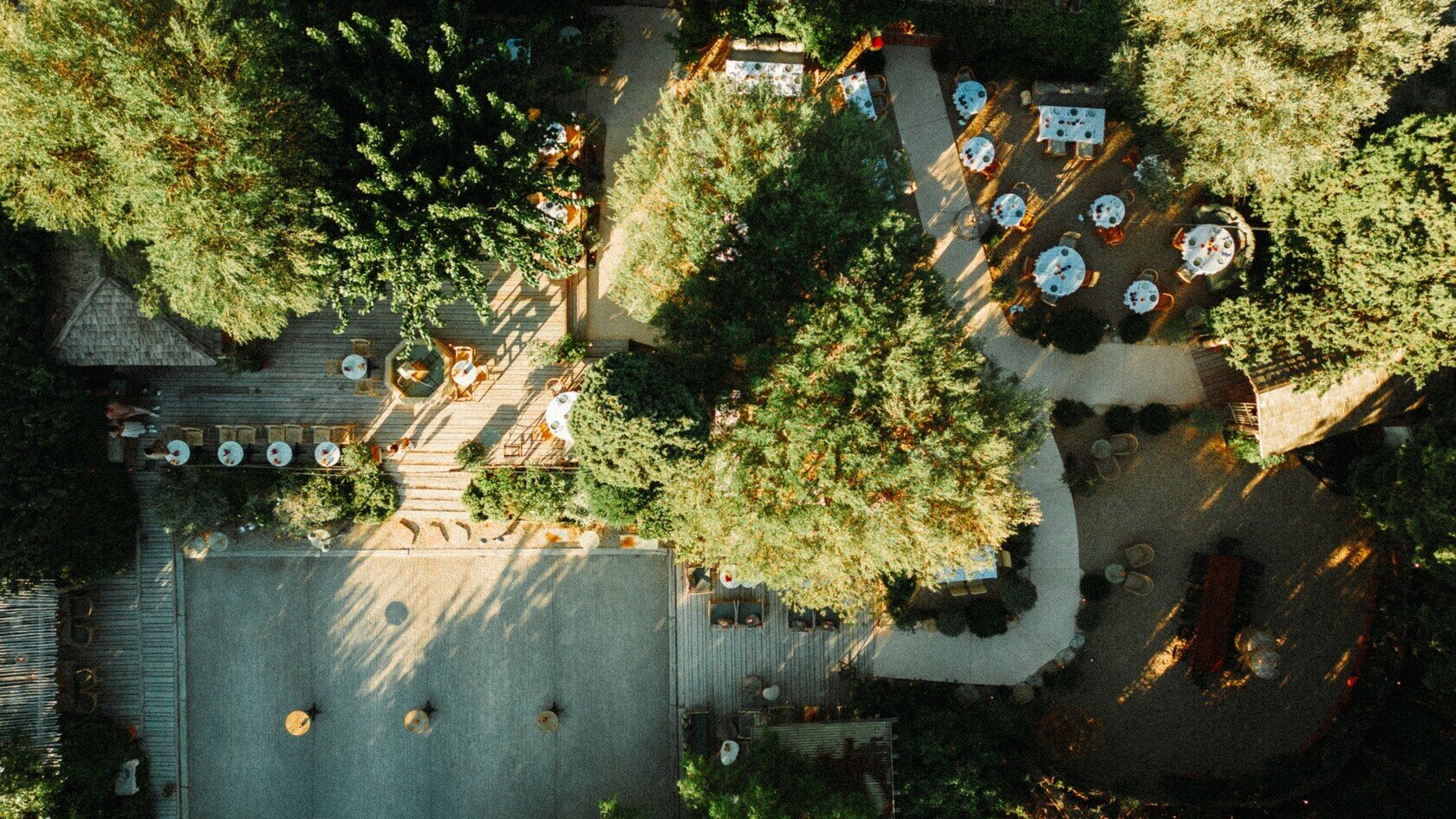 Les Moulins de Ramatuelle, Ramatuelle — La table de Christophe Leroy dans un jardin de Ramatuelle, une cuisine provençale généreuse