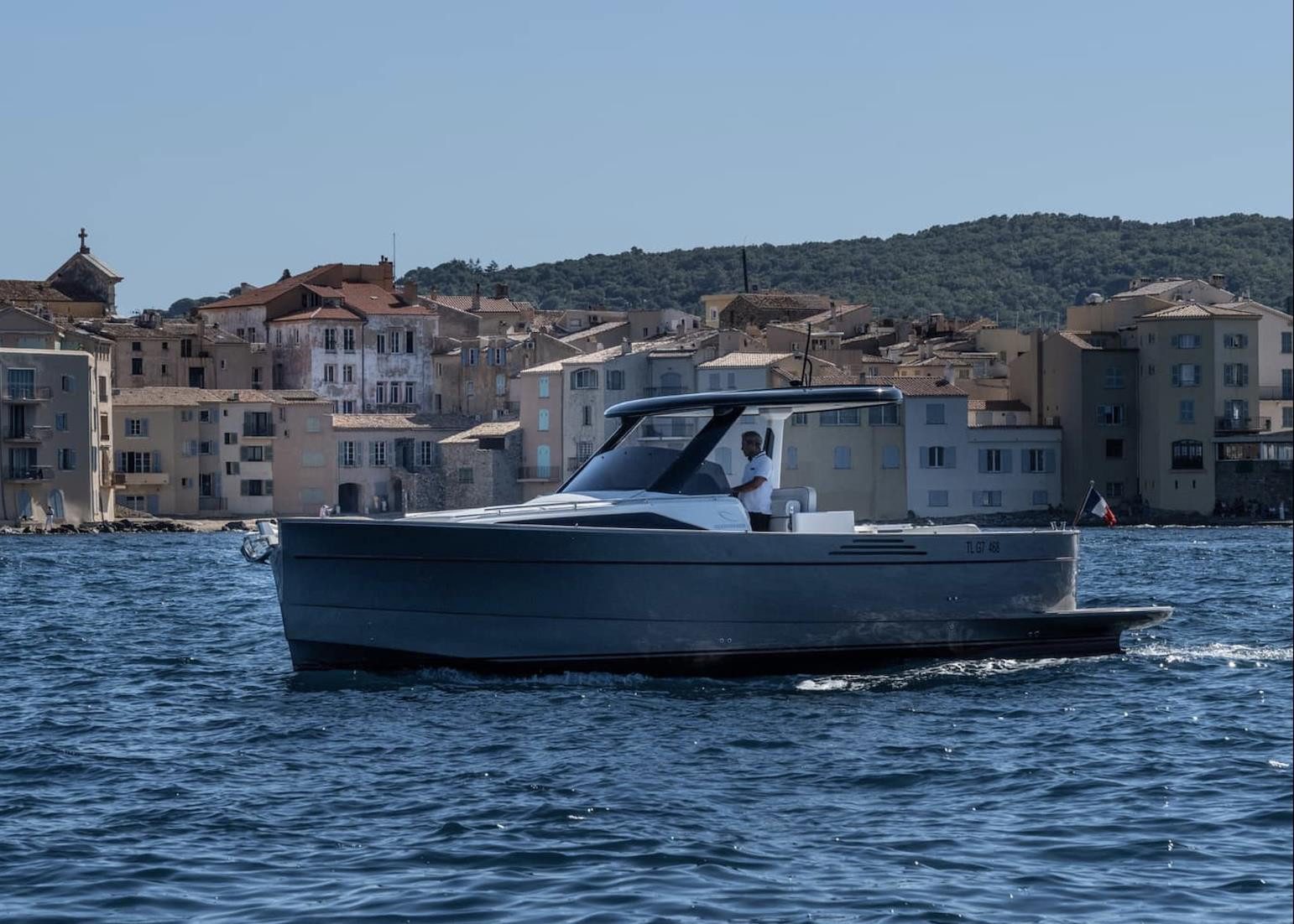 Location bateau Saint-Tropez : yacht devant le vieux port – Azur Dream Saint-Tropez