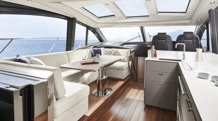 Yacht M/Y PRINCESS V55 à louer à Saint-Tropez avec équipage, photo 3