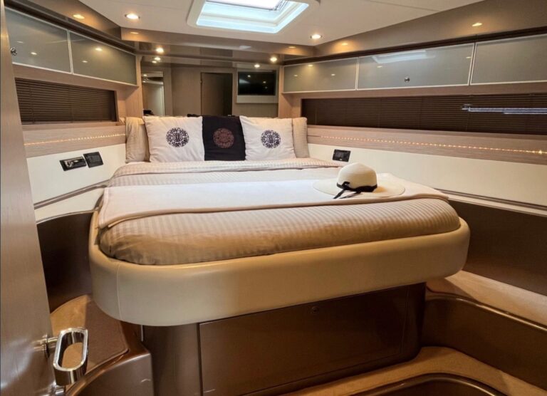 Yacht M/Y RIVA RIVALE 52 à louer à Saint-Tropez avec équipage, photo 10
