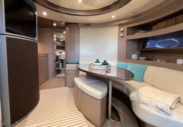 Yacht M/Y RIVA RIVALE 52 à louer à Saint-Tropez avec équipage, photo 12