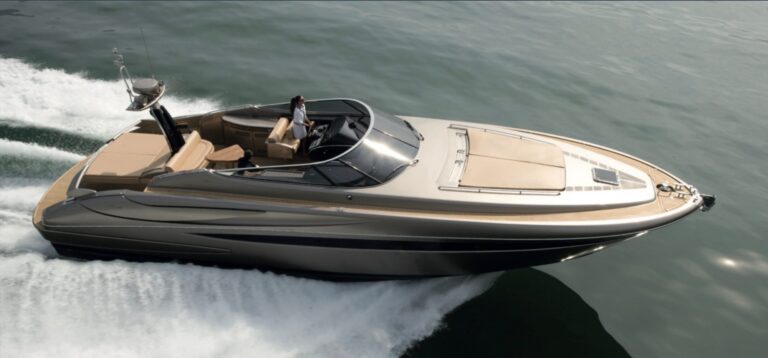 Location yacht M/Y RIVA RIVALE 52 Saint-Tropez – Azur Dream Saint-Tropez