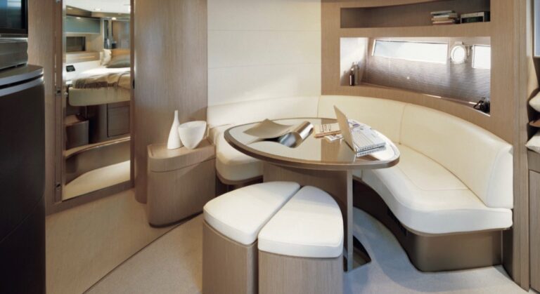Yacht M/Y RIVA RIVALE 52 à louer à Saint-Tropez avec équipage, photo 8
