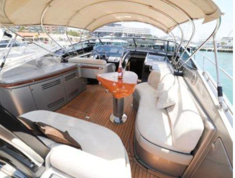 Yacht M/Y RIVA RIVALE 52 à louer à Saint-Tropez avec équipage, photo 9