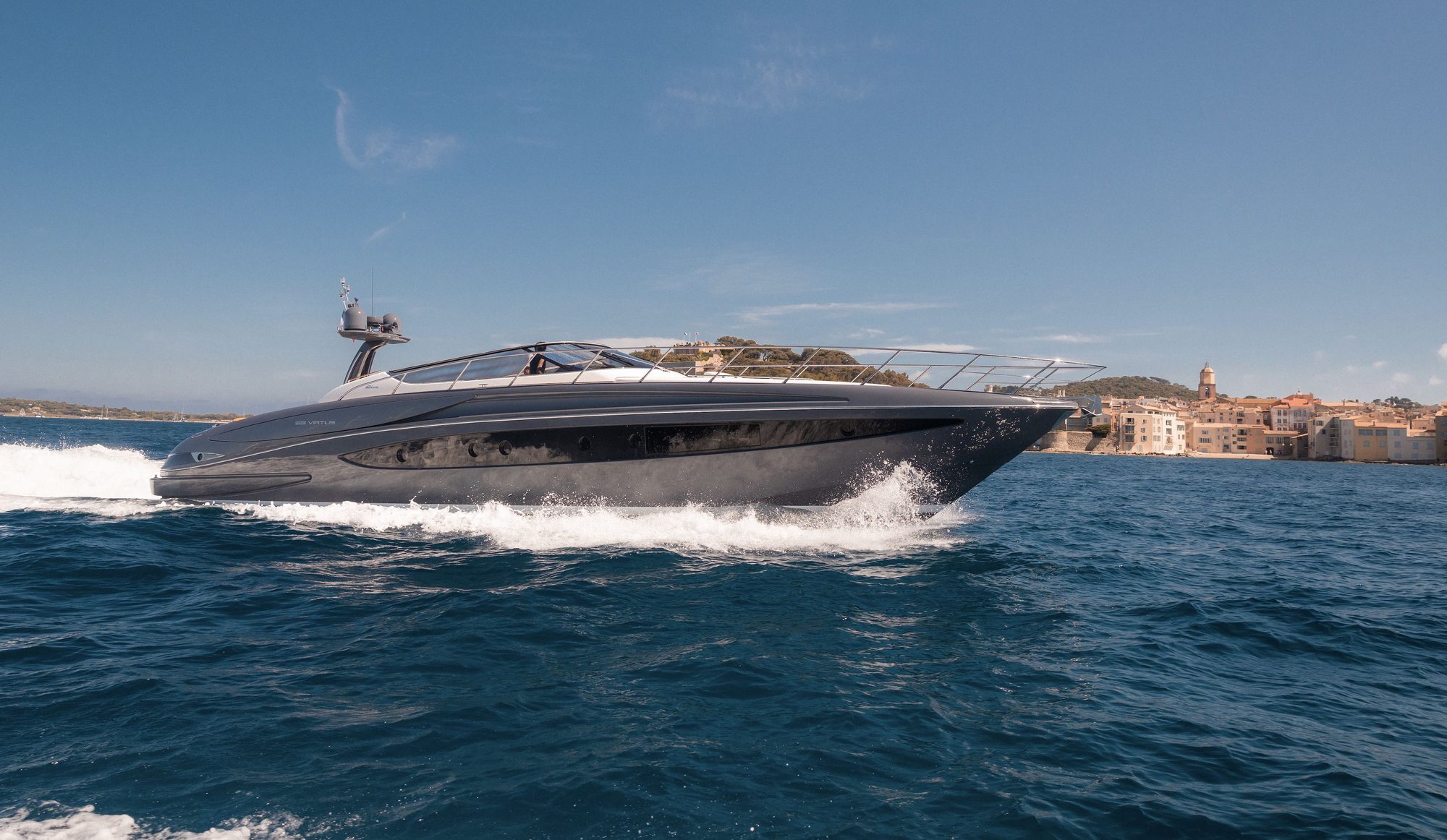 Location bateau Saint-Tropez : yacht devant le vieux port – Azur Dream Saint-Tropez