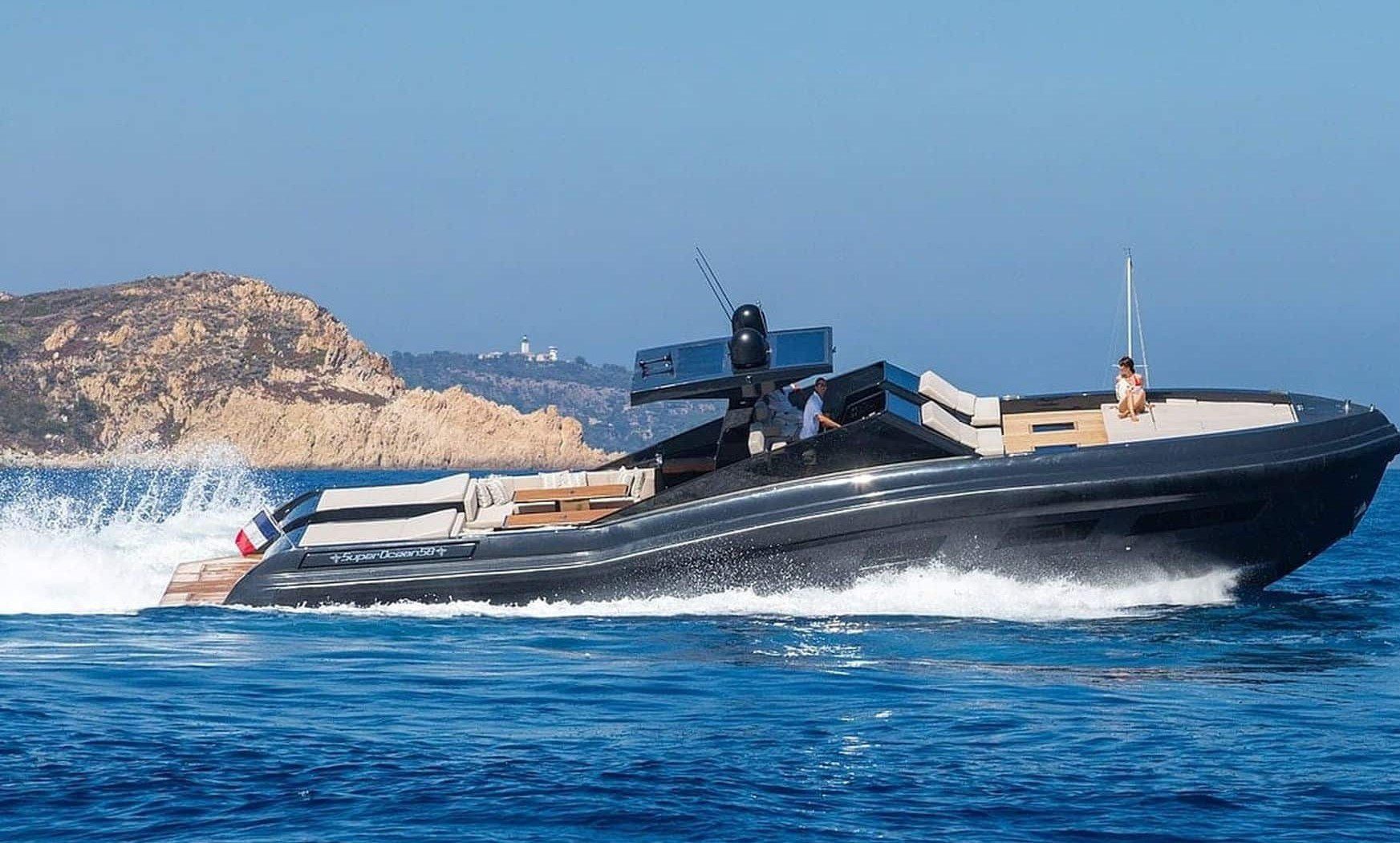 Location bateau Saint-Tropez : yacht devant le vieux port – Azur Dream Saint-Tropez