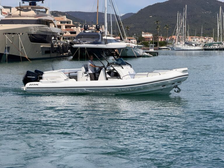 Zodiac Medline 9 Hard Top KB boat rental Saint-Tropez – Azur Dream Saint-Tropez
