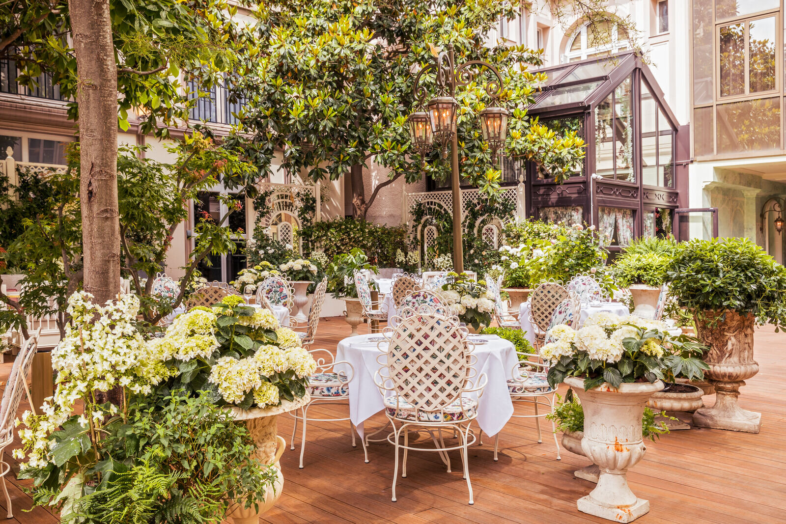 Maison Revka, Saint-Tropez — Un jardin fleuri, une cuisine élégante et des soirées qui s’étirent