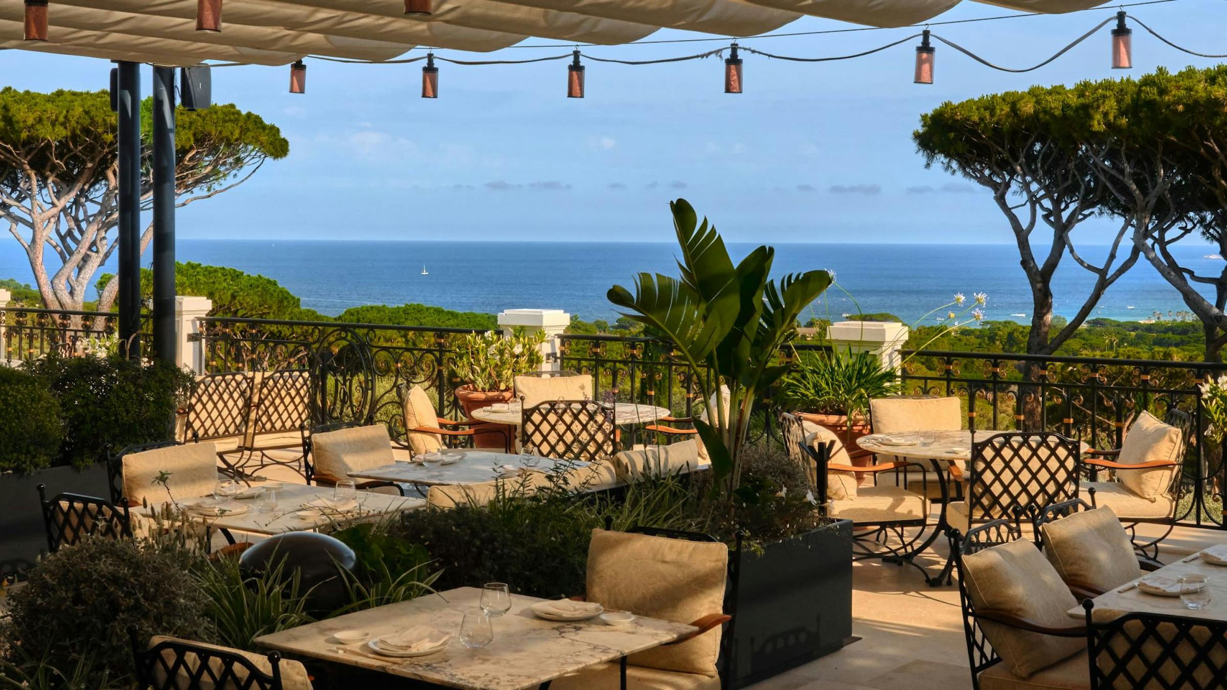 La terrasse de Matsuhisa au Château de la Messardière, vue sur la mer