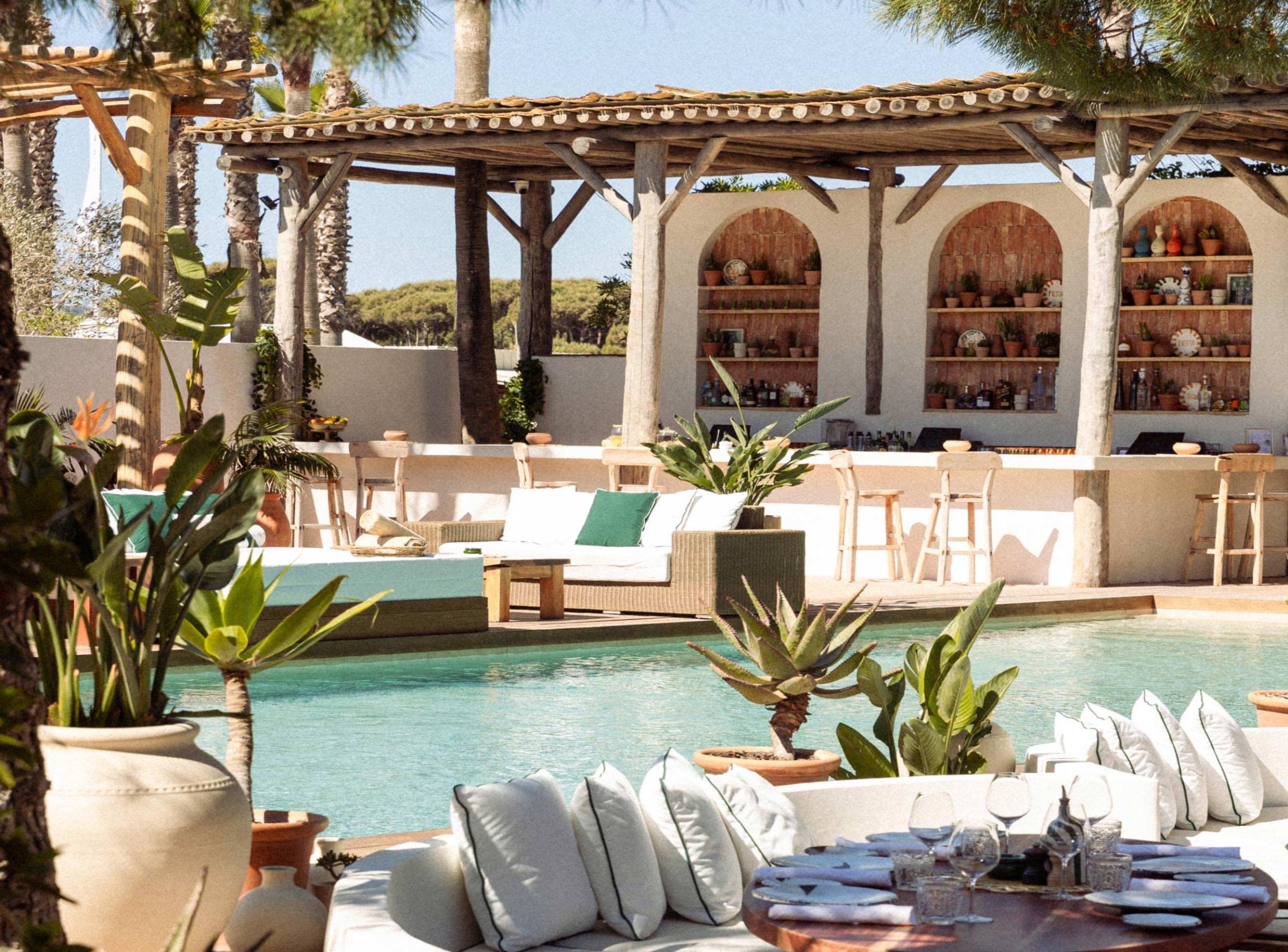 La piscine et les lits de plage blancs de Nikki Beach à Pampelonne