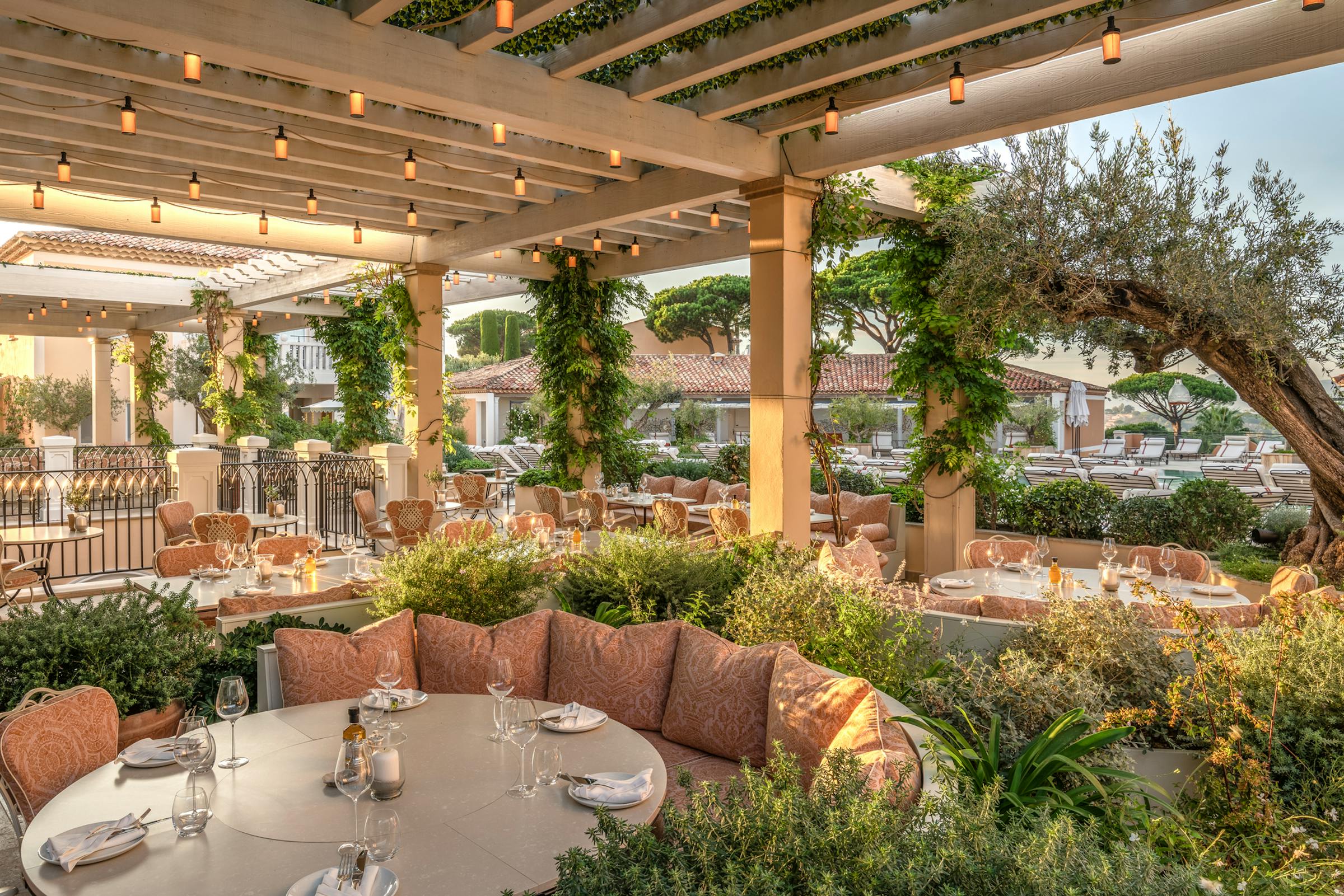 La terrasse fleurie du restaurant Palladio au Château de la Messardière