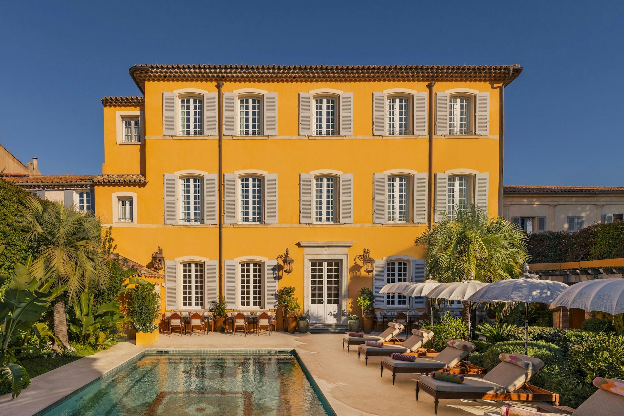 La façade ocre du Pan Deï Palais, demeure historique au cœur du village de Saint-Tropez