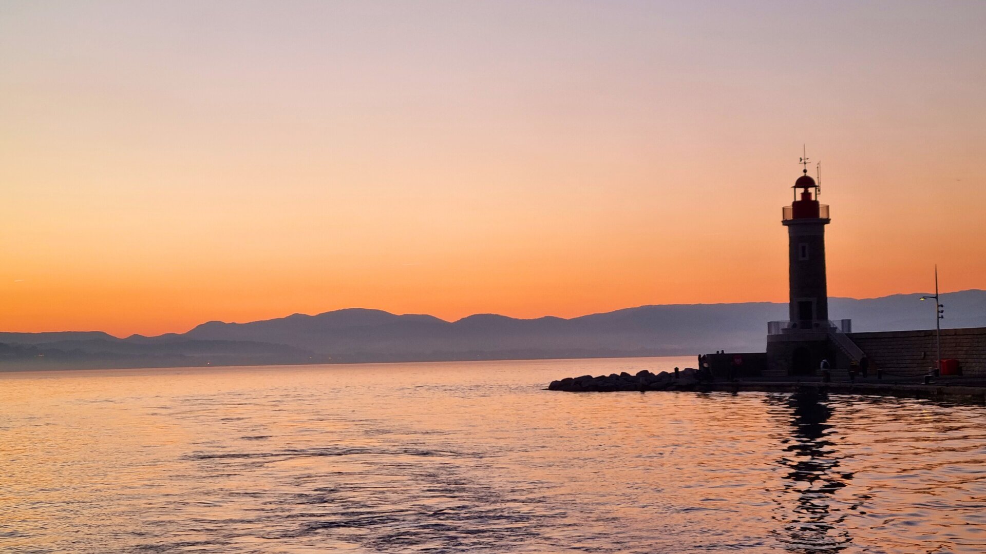 Le phare rouge du port de Saint-Tropez au coucher du soleil