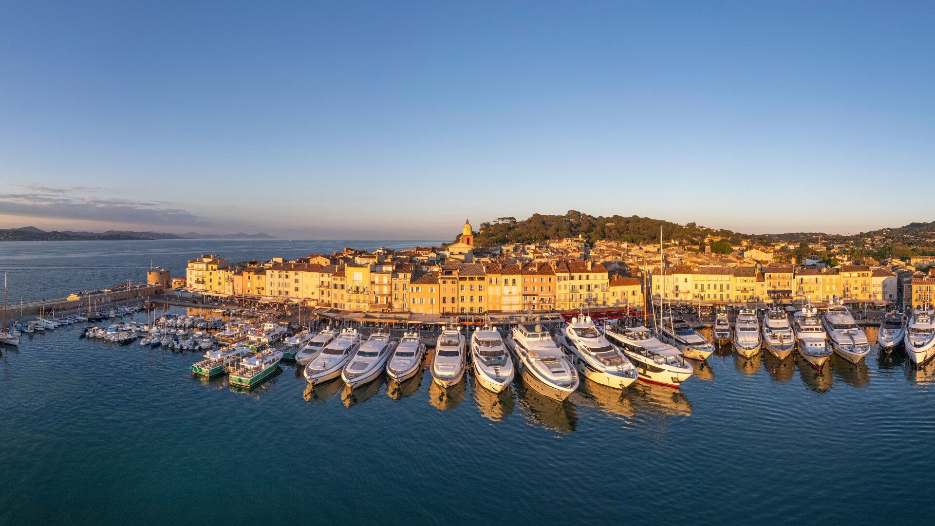 Le port et le village de Saint-Tropez vus du ciel à l’heure dorée