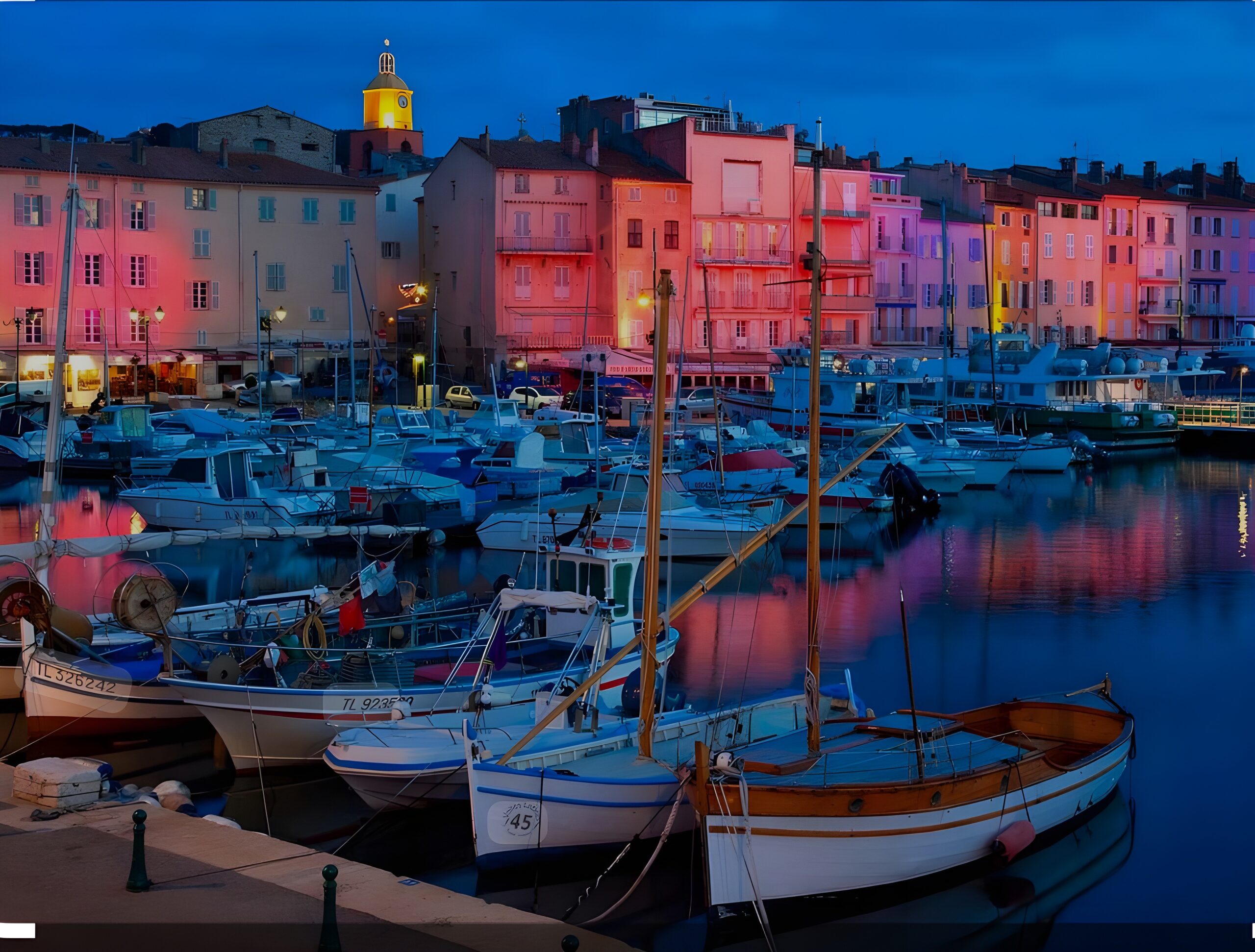Port de Saint-Tropez et ses façades colorées illuminées à l’heure bleue