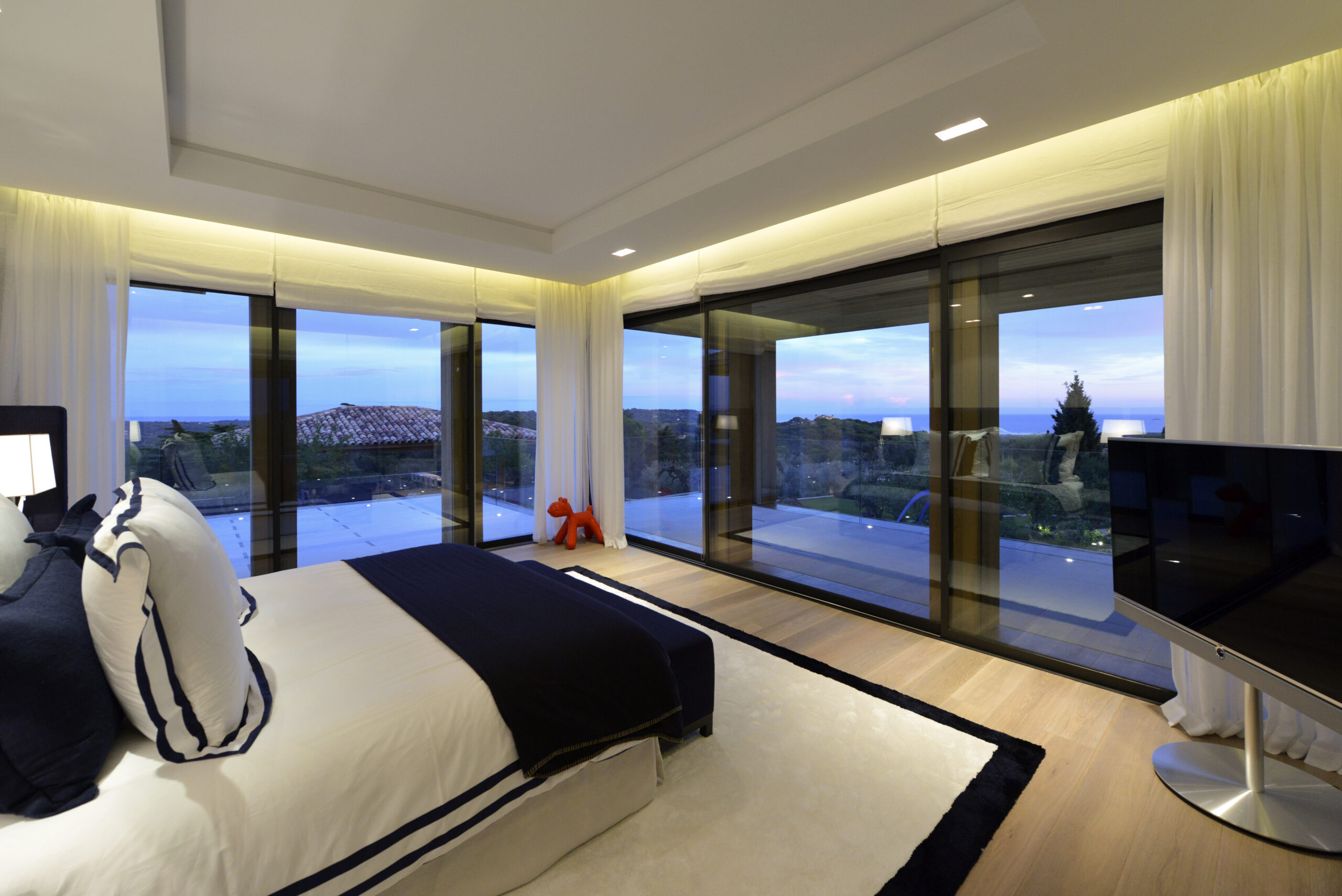Suite with panoramic glass walls and sea view at Villa Blu, near Saint-Tropez