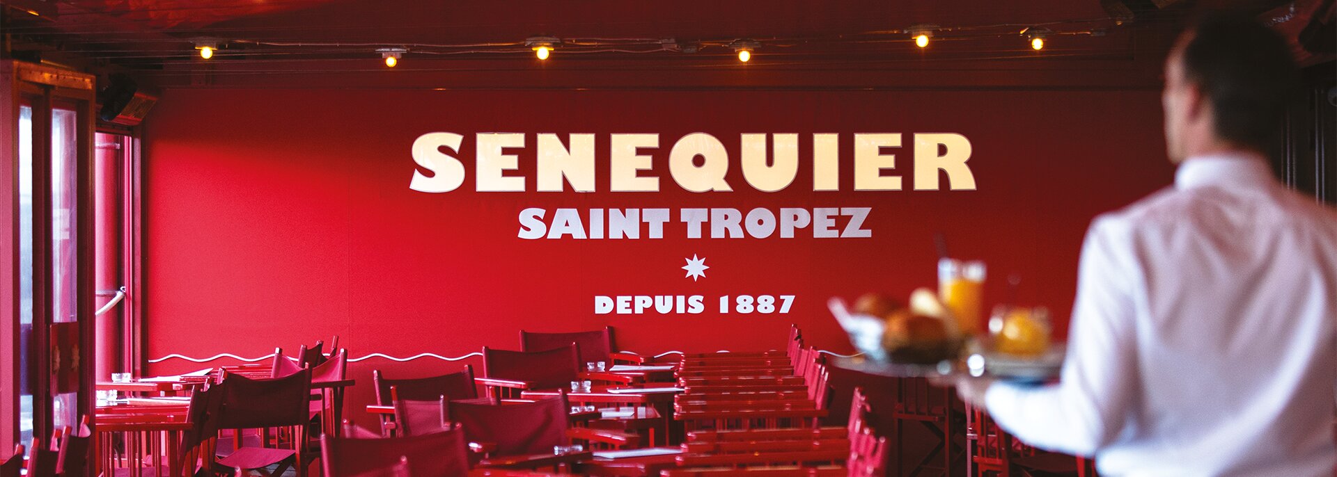 La terrasse rouge de Sénéquier sur le port de Saint-Tropez