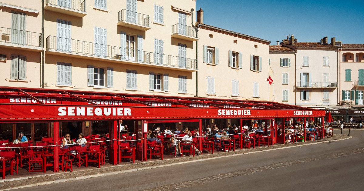 La terrasse rouge de Sénéquier sur le port de Saint-Tropez