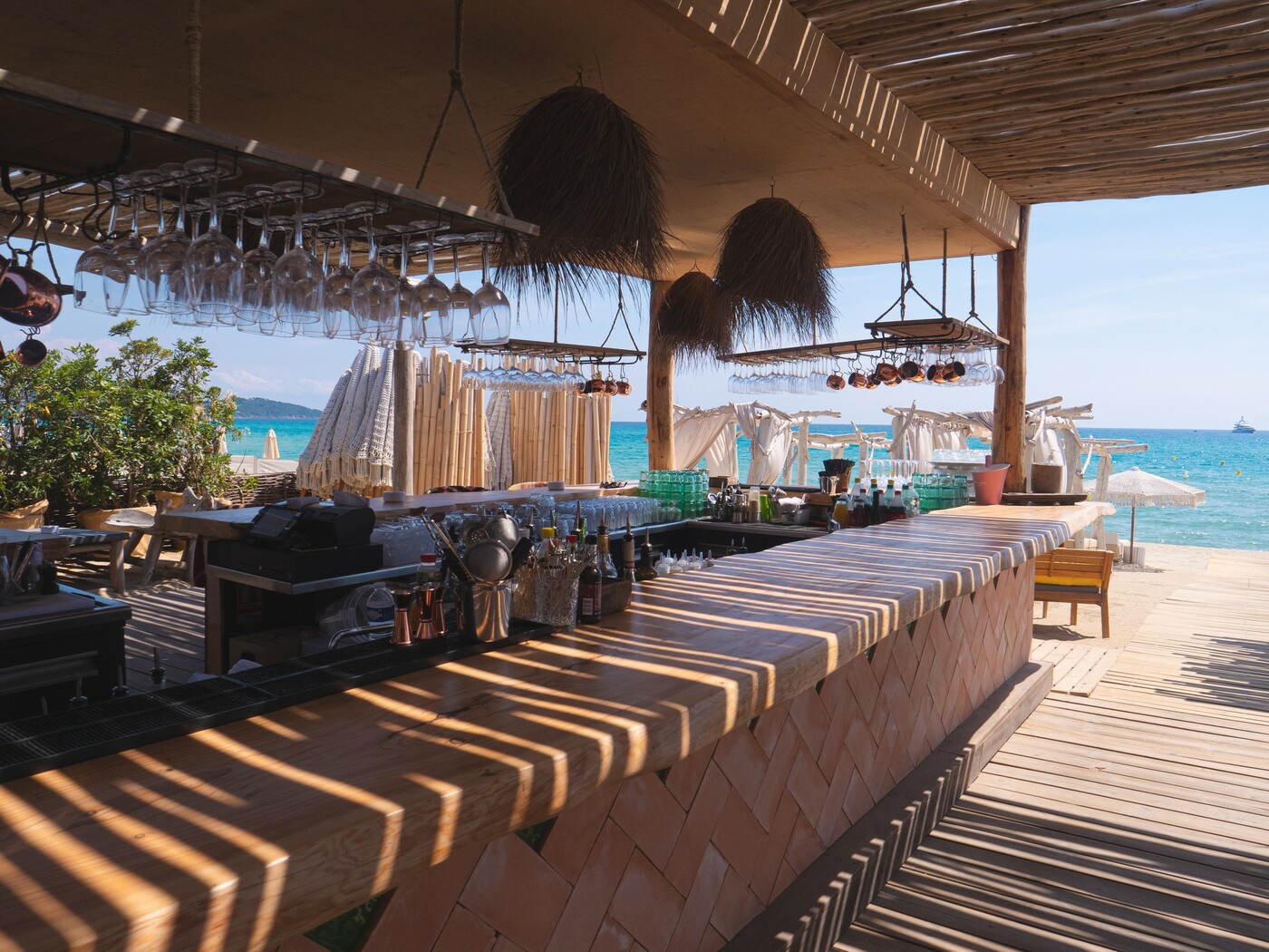 Le bar en bois flotté de Verde Beach face à la mer, plage de Pampelonne
