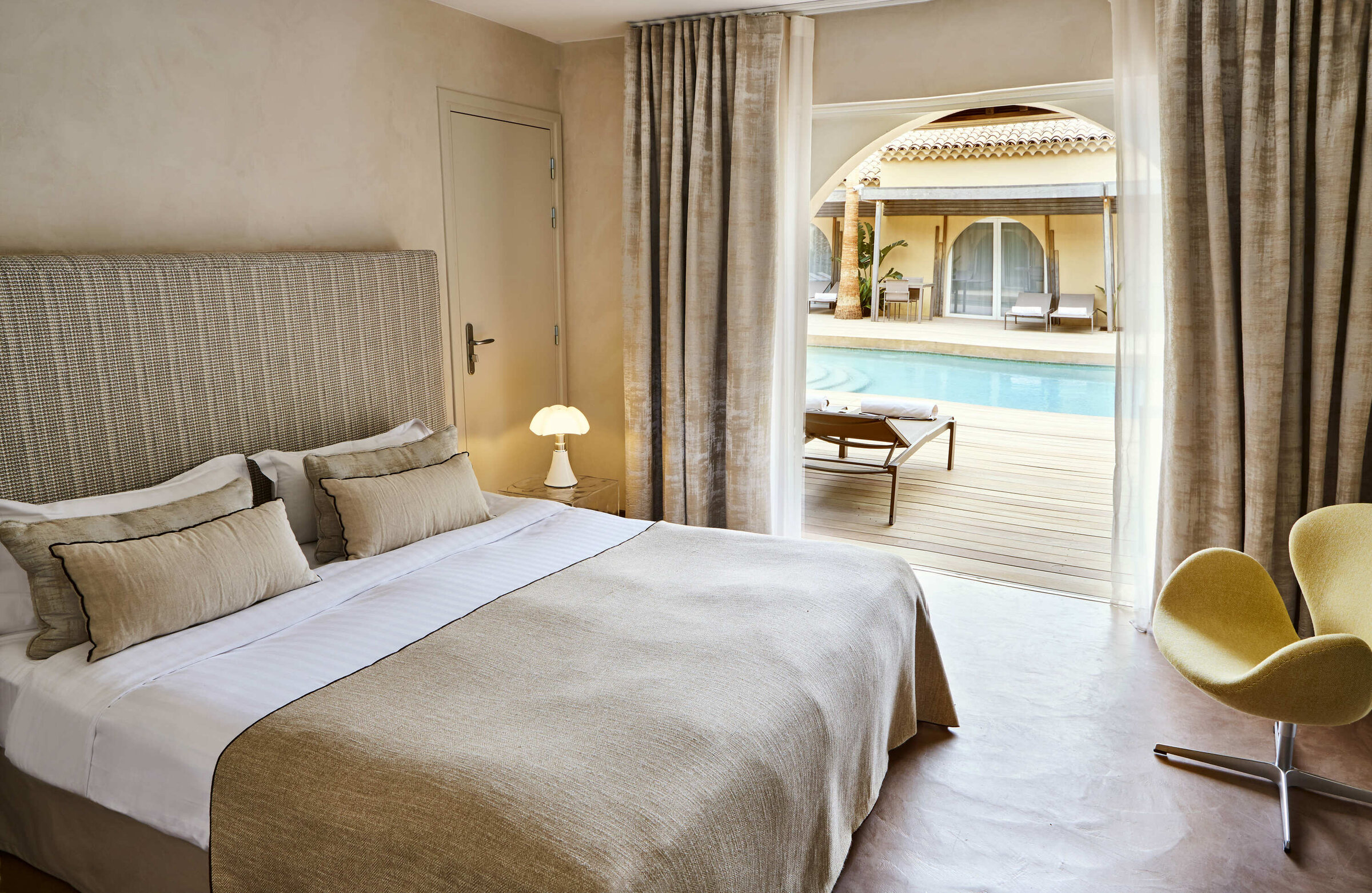 Villa Cosy, hôtel 5 étoiles à Saint-Tropez, chambre ouverte sur le jardin